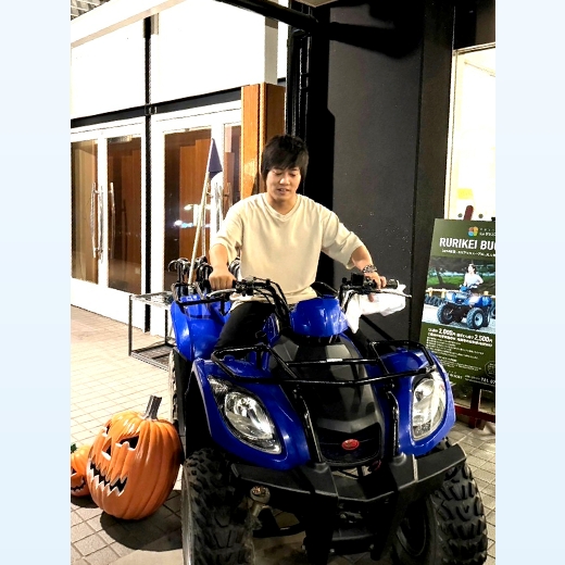 グランピング施設で、バギーに試乗