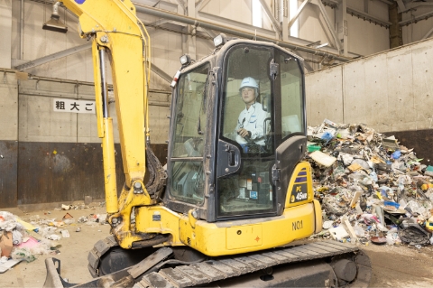 粗大ごみを処理エリアに移動