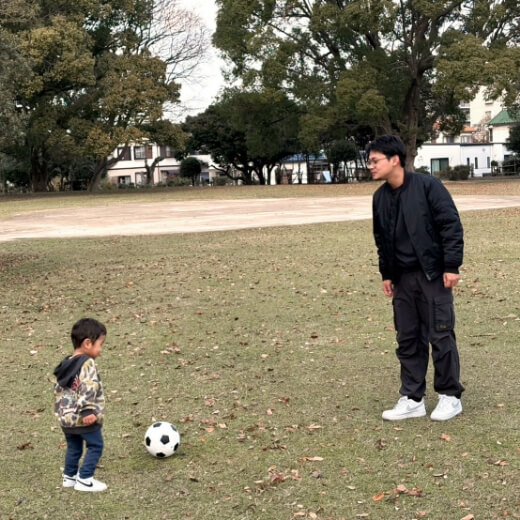 子供と公園で遊ぶ
